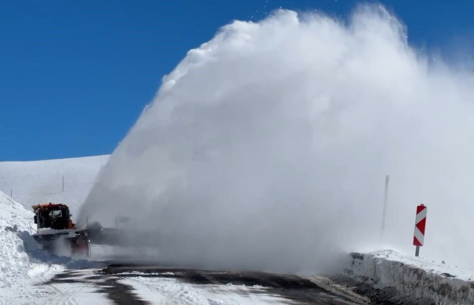 Artvin-Ardahan kara yolu Sahara Dağı Geçidi’ne çığ düştü. Düşen çığ