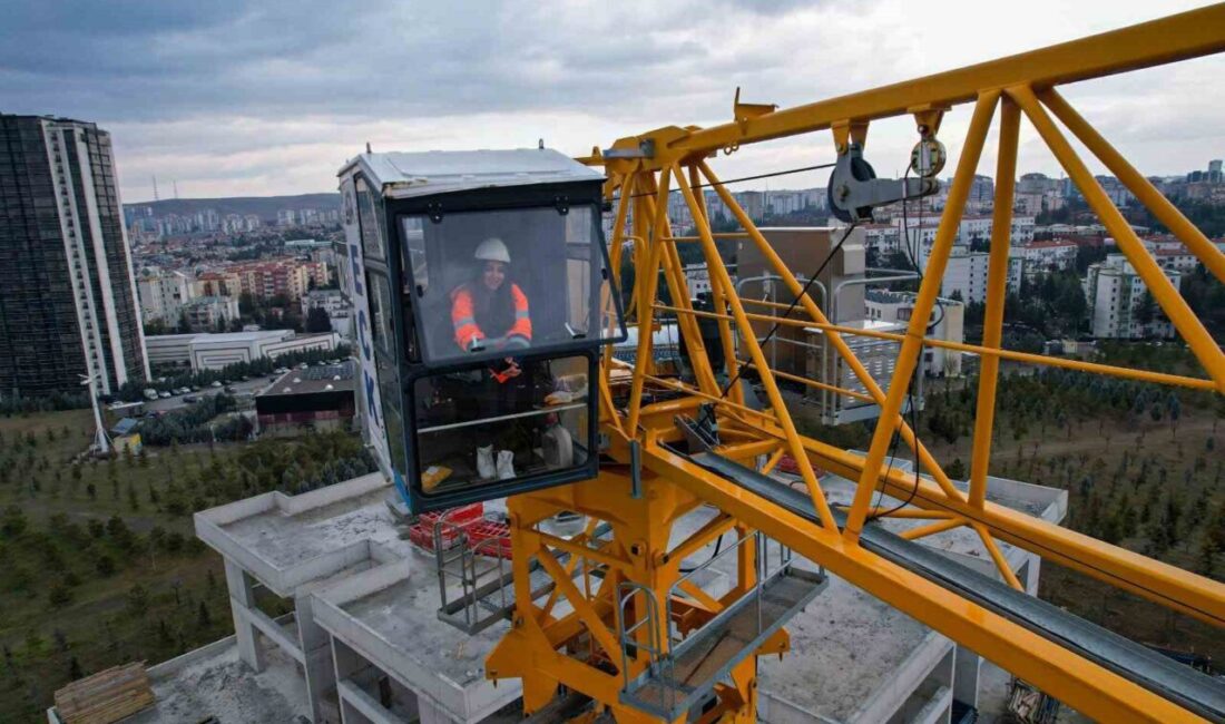 -Annesinin tavsiyesiyle 20 yaşında kule vinç operatörü olan Mera Coşkun,