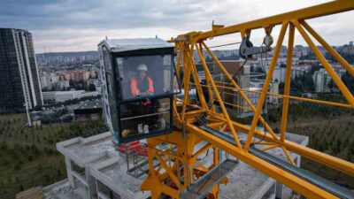 -Annesinin tavsiyesiyle 20 yaşında kule vinç operatörü olan Mera Coşkun,