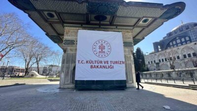 İstanbul’un önemli tarihi eserlerinden biri olan Tophane Çeşmesi’nde ısınmak amacıyla