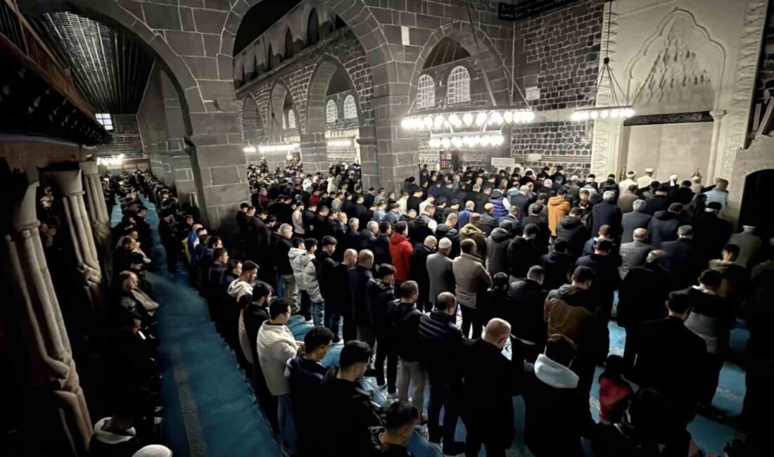 Diyarbakır’da vatandaşlar, Ramazan Bayramı namazı için tarihi Ulu Cami’ne akın