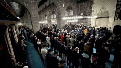 Diyarbakır’da vatandaşlar, Ramazan Bayramı namazı için tarihi Ulu Cami’ne akın
