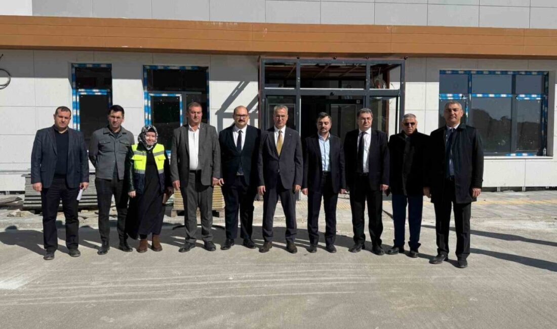 Dicle Kaymakamı Mustafa Atış, Diyarbakır İl Sağlık Müdürü Emre Asiltürk,