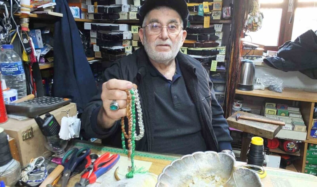 Burhaniye ilçesinde, 71 yaşındaki Cevat Büke tespih dizerek para kazanıyor.
