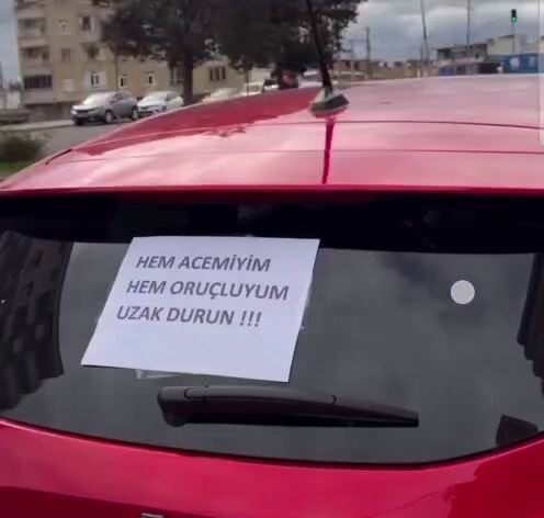 Diyarbakır’da bir sürücü, aracının arkasına yazdığı ’Hem acemiyim hem oruçluyum