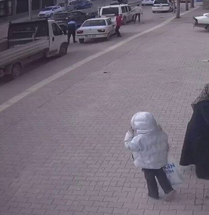 Adıyaman’da seyir halinde olan bir motosikletin yol kenarında aniden açılan