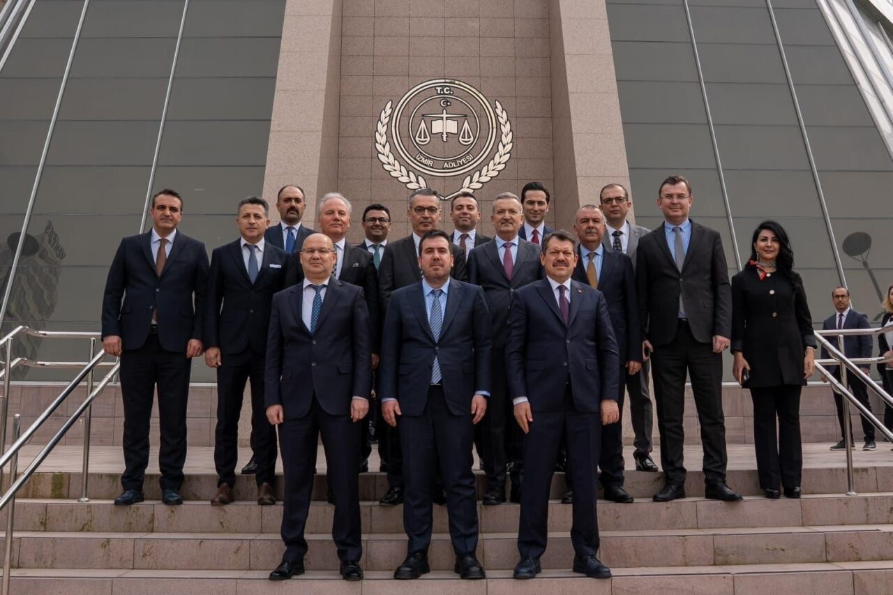 Adalet Bakan Yardımcısı Can Tuncay, İzmir Adliyesi’ne ziyarette bulundu. Ziyaret
