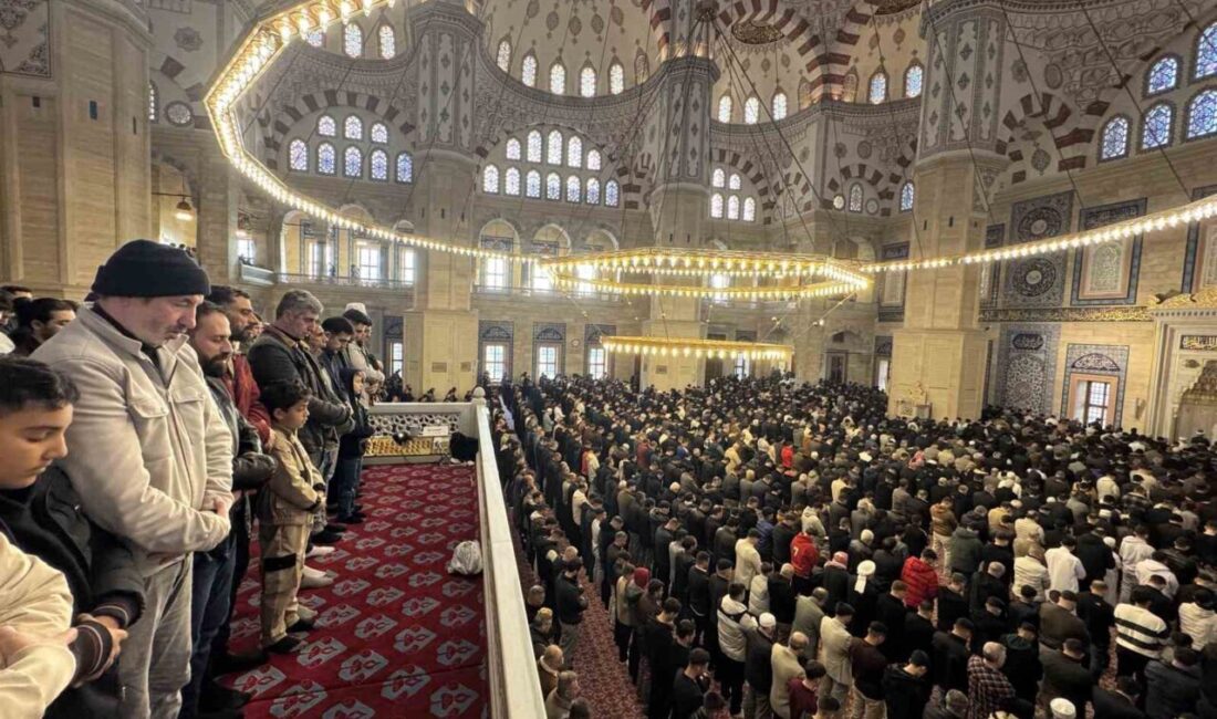 Adana’da bayram namazı kılındı. Ramazan Bayramı namazı için Adanalılar kentteki