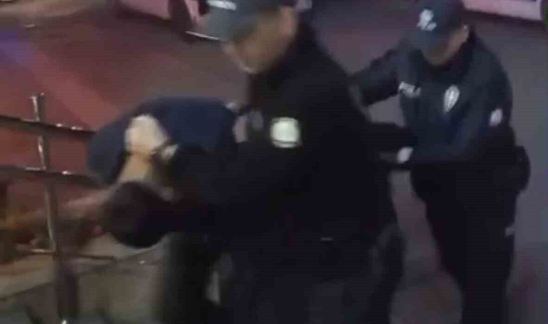 Adana’da trafikte yol verme meselesi nedeniyle çıkan tartışmada, içinde ailenin