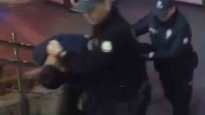 Adana’da trafikte yol verme meselesi nedeniyle çıkan tartışmada, içinde ailenin