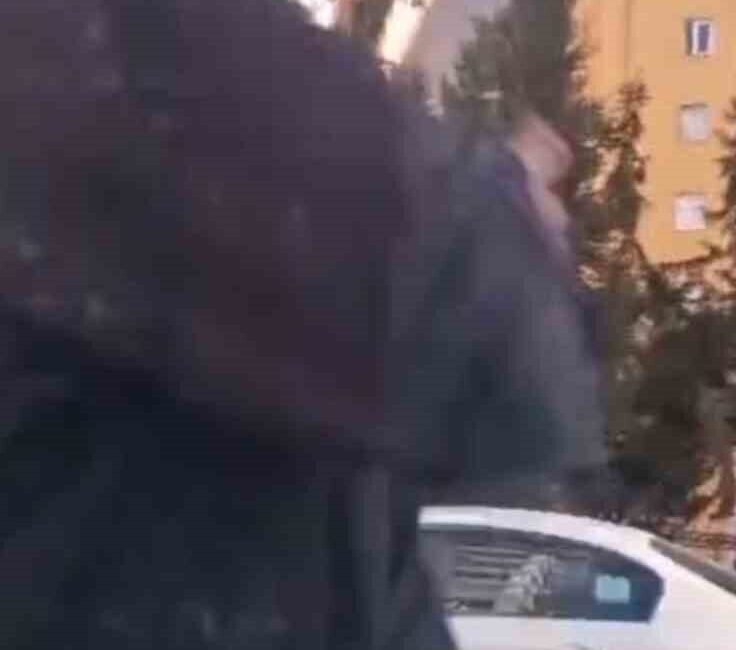 Adana’da trafikte yol verme meselesi nedeniyle çıkan tartışmada içinde ailenin