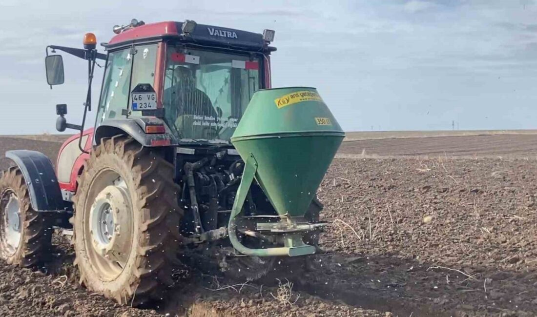 Bitlis’in Adilcevaz ilçesinde, baharın gelişiyle birlikte arpa ekim sezonu başladı.