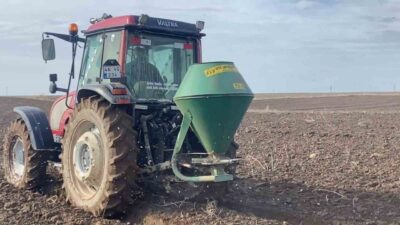 Bitlis’in Adilcevaz ilçesinde, baharın gelişiyle birlikte arpa ekim sezonu başladı.