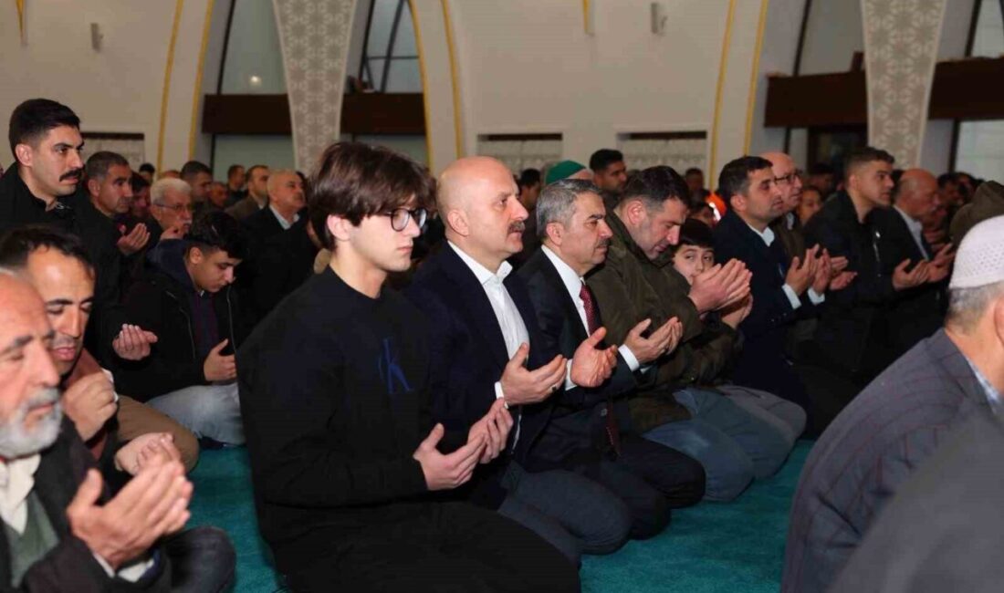 Adıyaman’da Ramazan Bayramı dolayısıyla kent merkezinde bulunan Meydan Camiinde bayram