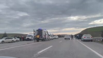 Adıyaman’da hafif ticari araç ile otomobilin çarpıştığı kazada 5 kişi