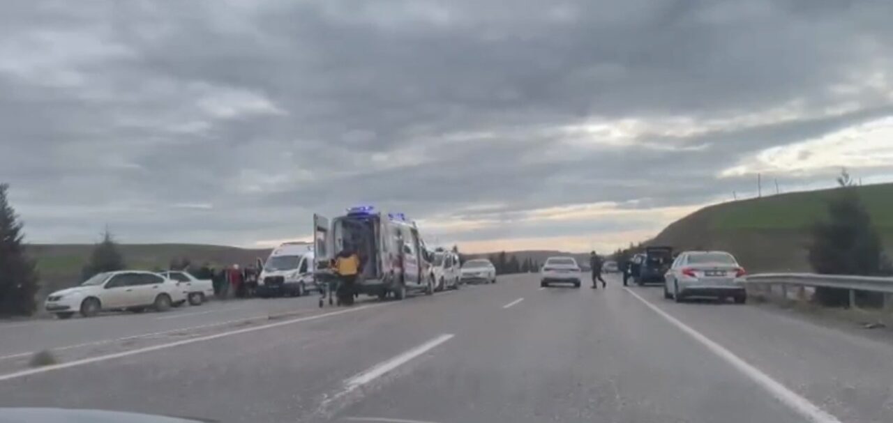 Adıyaman’da hafif ticari araç ile otomobilin çarpıştığı kazada 5 kişi