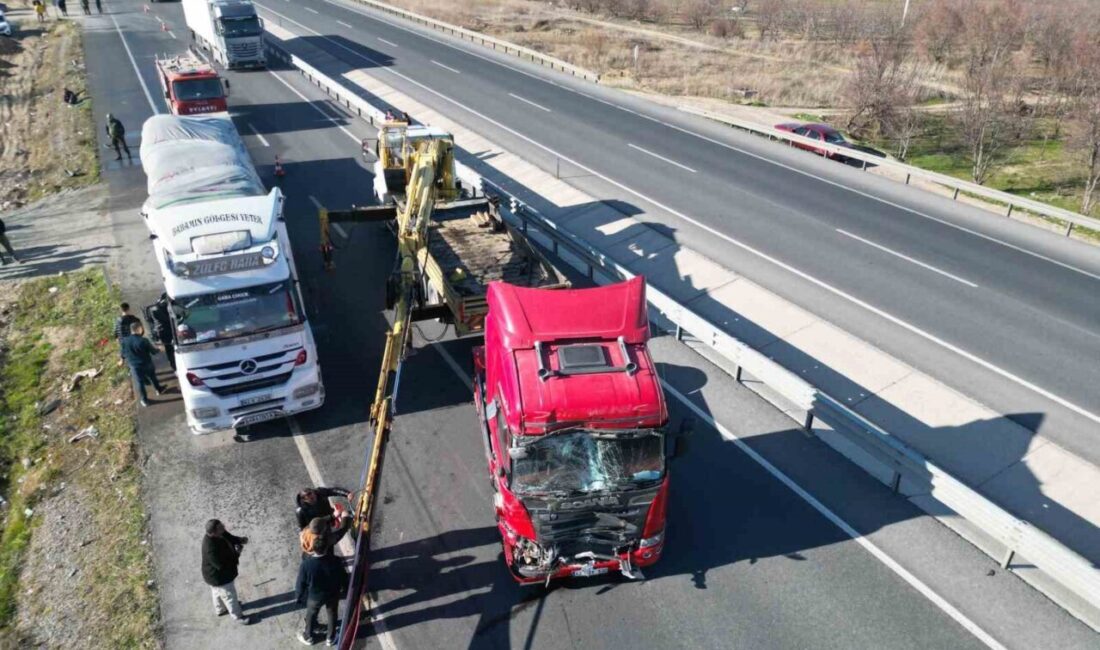 Afyonkarahisar’da tırın yolcu minibüsüne arkadan çarptığı trafik kazasında 11 kişi