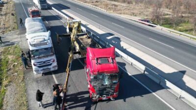 Afyonkarahisar’da tırın yolcu minibüsüne arkadan çarptığı trafik kazasında 11 kişi