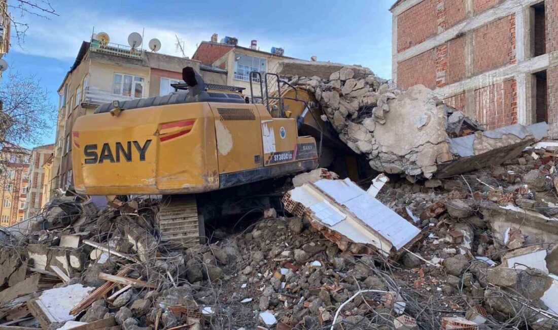 Elazığ’da 6 Şubat 2023 depremlerinde ağır hasar alan bina, yıkım