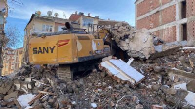 Elazığ’da 6 Şubat 2023 depremlerinde ağır hasar alan bina, yıkım