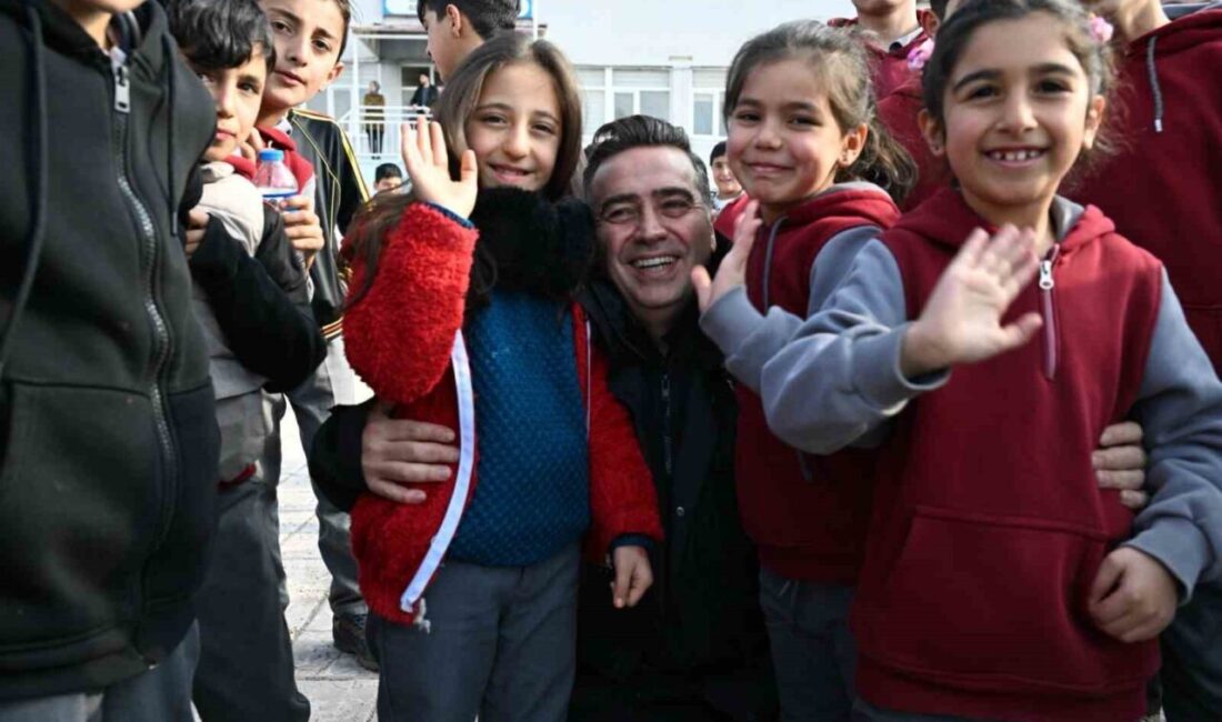 Ağrı İl Emniyet Müdürü Göksel Önder, kentte öğrencilerle bir araya