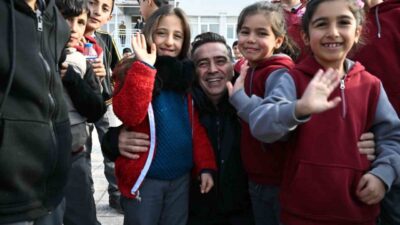 Ağrı İl Emniyet Müdürü Göksel Önder, kentte öğrencilerle bir araya