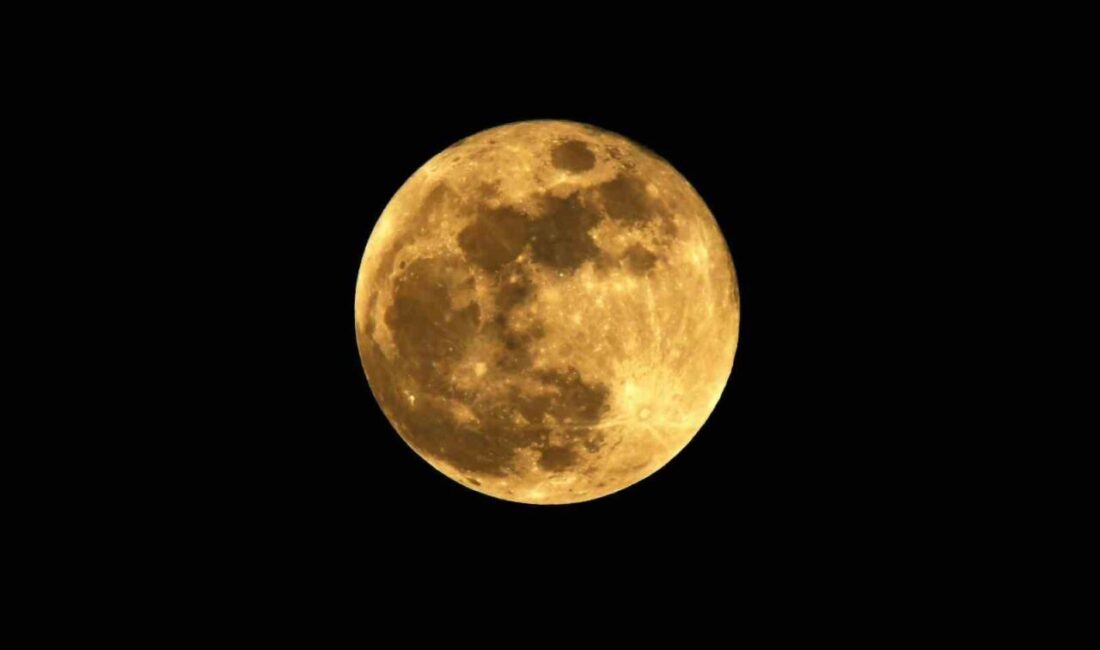 Bitlis’in Ahlat ilçesinde gün batımının ardından gökyüzünde beliren dolunay, izleyenlere