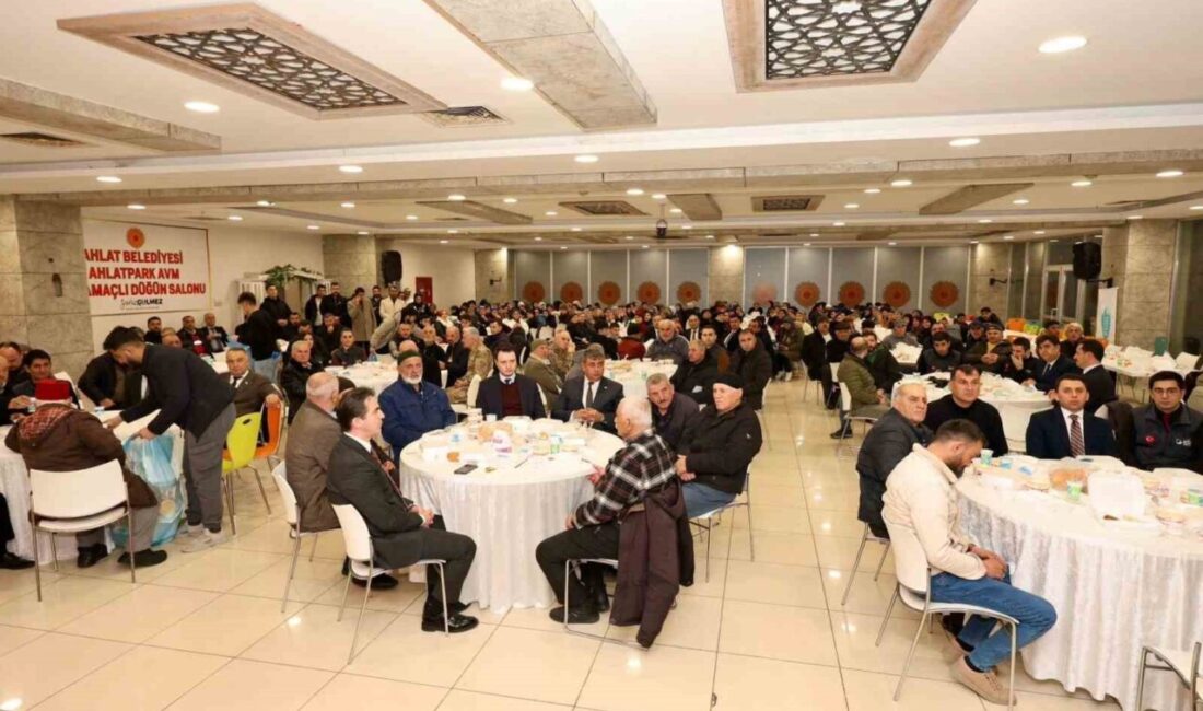 Bitlis’in Ahlat ilçesinde yaşayan Ahıska Türkleri, düzenlenen iftar programında bir