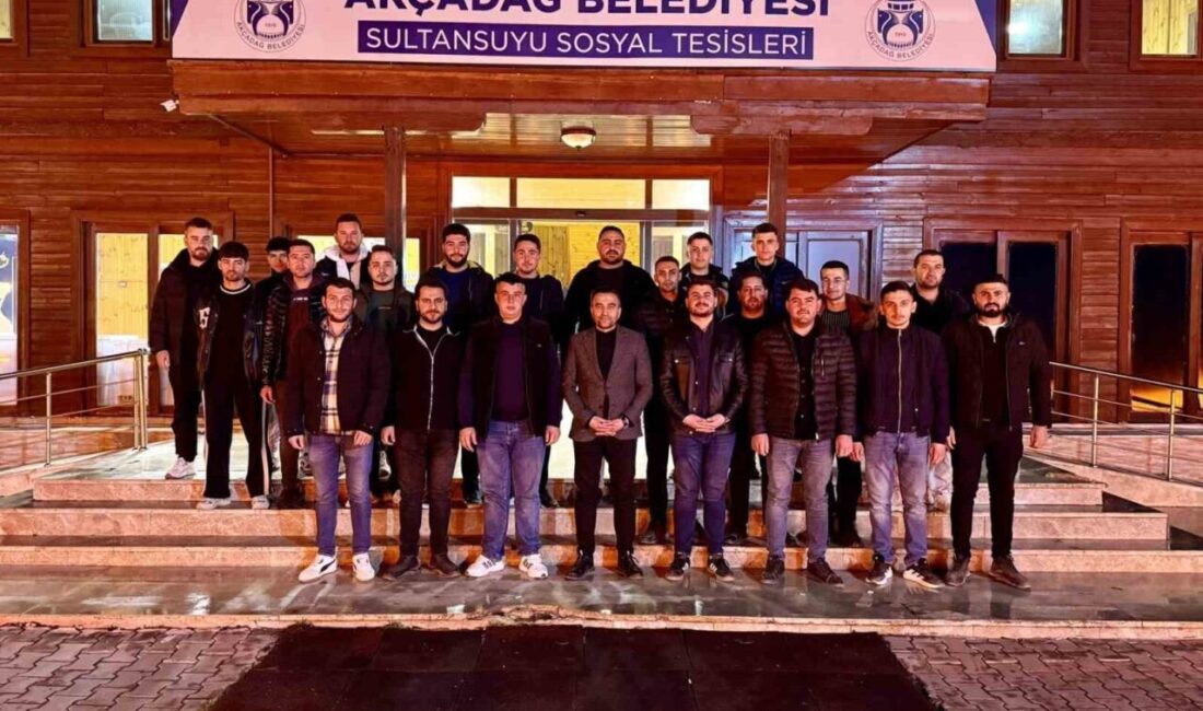 Akçadağ Belediye Başkanı Hasan Ulutaş, sahur programında ilçedeki gençlerle bir