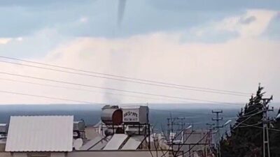 Hatay’ın Arsuz ilçesinde Akdeniz’de oluşan hortum cep telefonuyla görüntülendi. Meteorolojinin