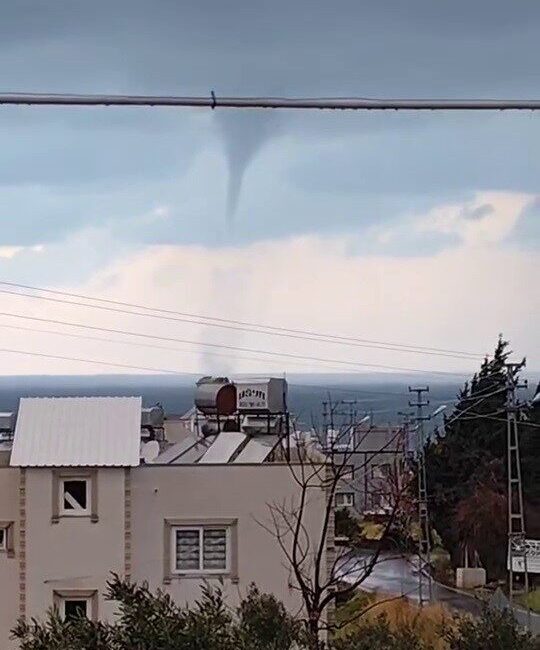 Hatay’ın Arsuz ilçesinde Akdeniz’de oluşan hortum cep telefonuyla görüntülendi. Meteorolojinin