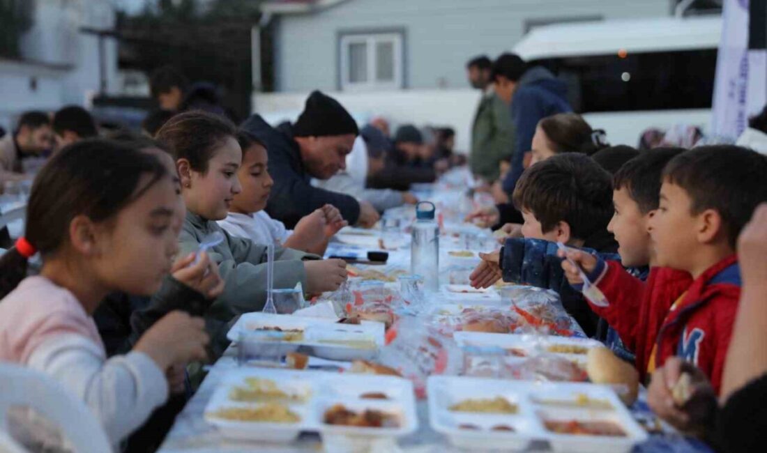 Akköy Mahallesi’nde Didim Belediyesi’nin organizasyonuyla kurulan iftar sofrasında mahalle sakinleri