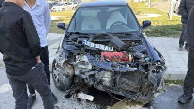 Aksaray’da iki otomobilin kavşakta çarpışması sonucu meydana gelen trafik kazasında