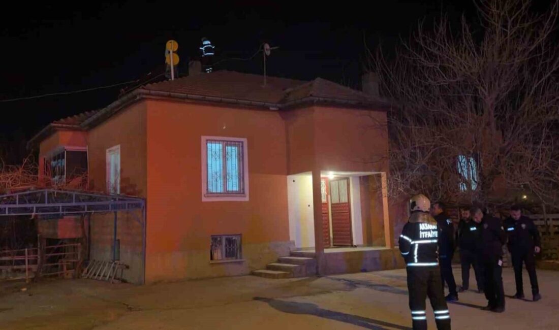 Aksaray’da müstakil evin bacasında çıkan yağın paniğe neden olurken, yangın