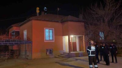Aksaray’da müstakil evin bacasında çıkan yağın paniğe neden olurken, yangın