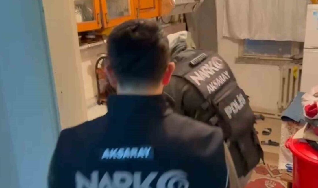 Aksaray’da 6 ayrı adrese eş zamanlı operasyon düzenleyen narkotik polisi,