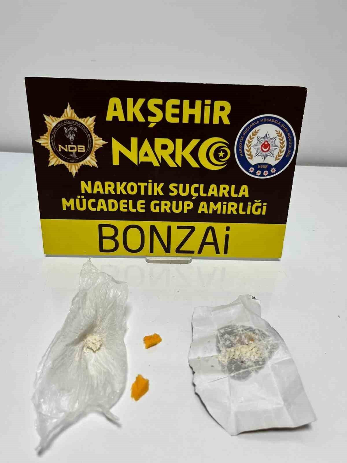 Konya’nın Akşehir ilçesinde polis ekiplerince düzenlenen uyuşturucu operasyonunda 1 şüpheli