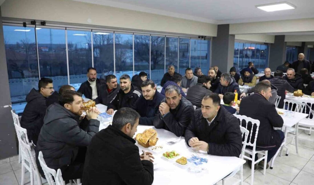 Alaca Belediye Başkanı Şerif Arslan, belediye personelleriyle iftar programında bir