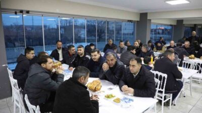 Alaca Belediye Başkanı Şerif Arslan, belediye personelleriyle iftar programında bir