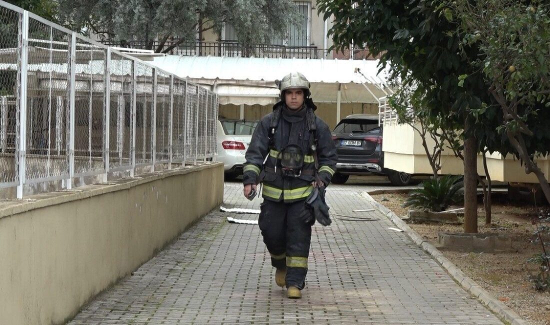 Antalya’nın Alanya ilçesinde bir evde çıkan yangın itfaiye ekiplerinin müdahalesiyle