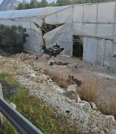 Antalya’nın Alanya ilçesinde seyir halindeki otomobil muz serasına devrildi. Kazada