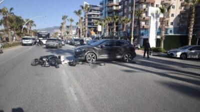 Antalya’nın Alanya ilçesinde SUV tipi araç ile motosikletin çarpışması sonucu