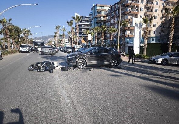 Antalya’nın Alanya ilçesinde SUV tipi araç ile motosikletin çarpışması sonucu