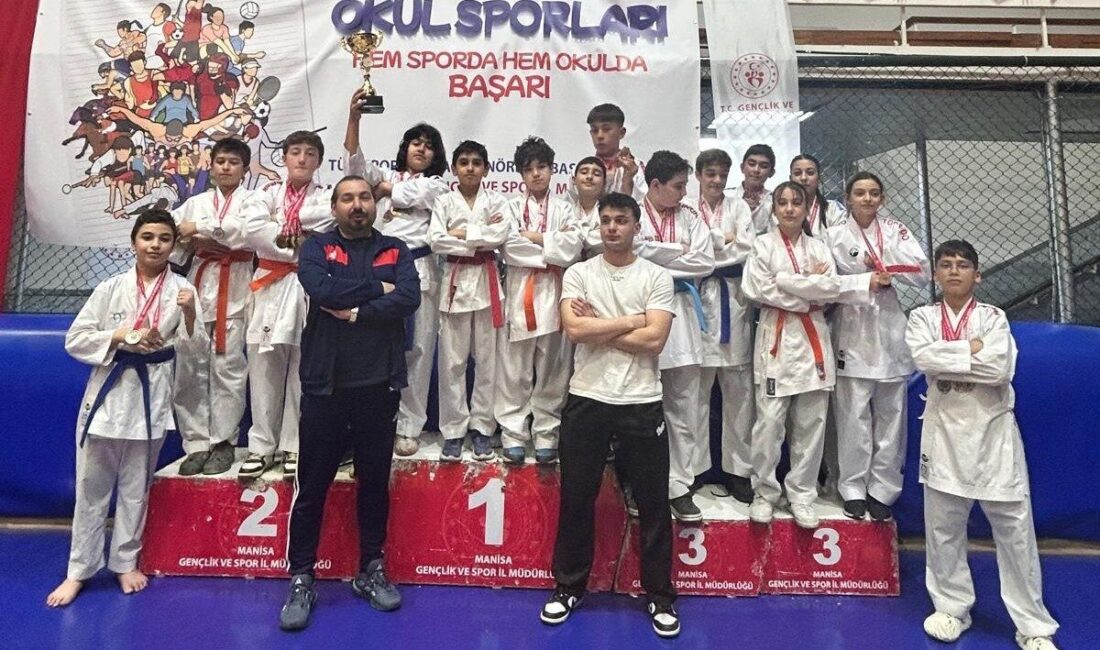 Manisa’da düzenlenen Minik Yıldızlar Türkiye Karate Şampiyonası seçmelerinde mücadele eden