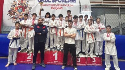 Manisa’da düzenlenen Minik Yıldızlar Türkiye Karate Şampiyonası seçmelerinde mücadele eden