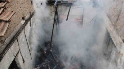 Aydın’ın Efeler ilçesinde metruk bir evde çıkan ve kısa sürede