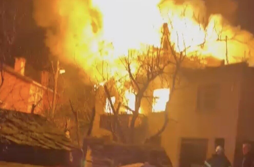 Kastamonu’nun İnebolu ilçesinde alevlere teslim olan iki katlı ev kullanılmaz