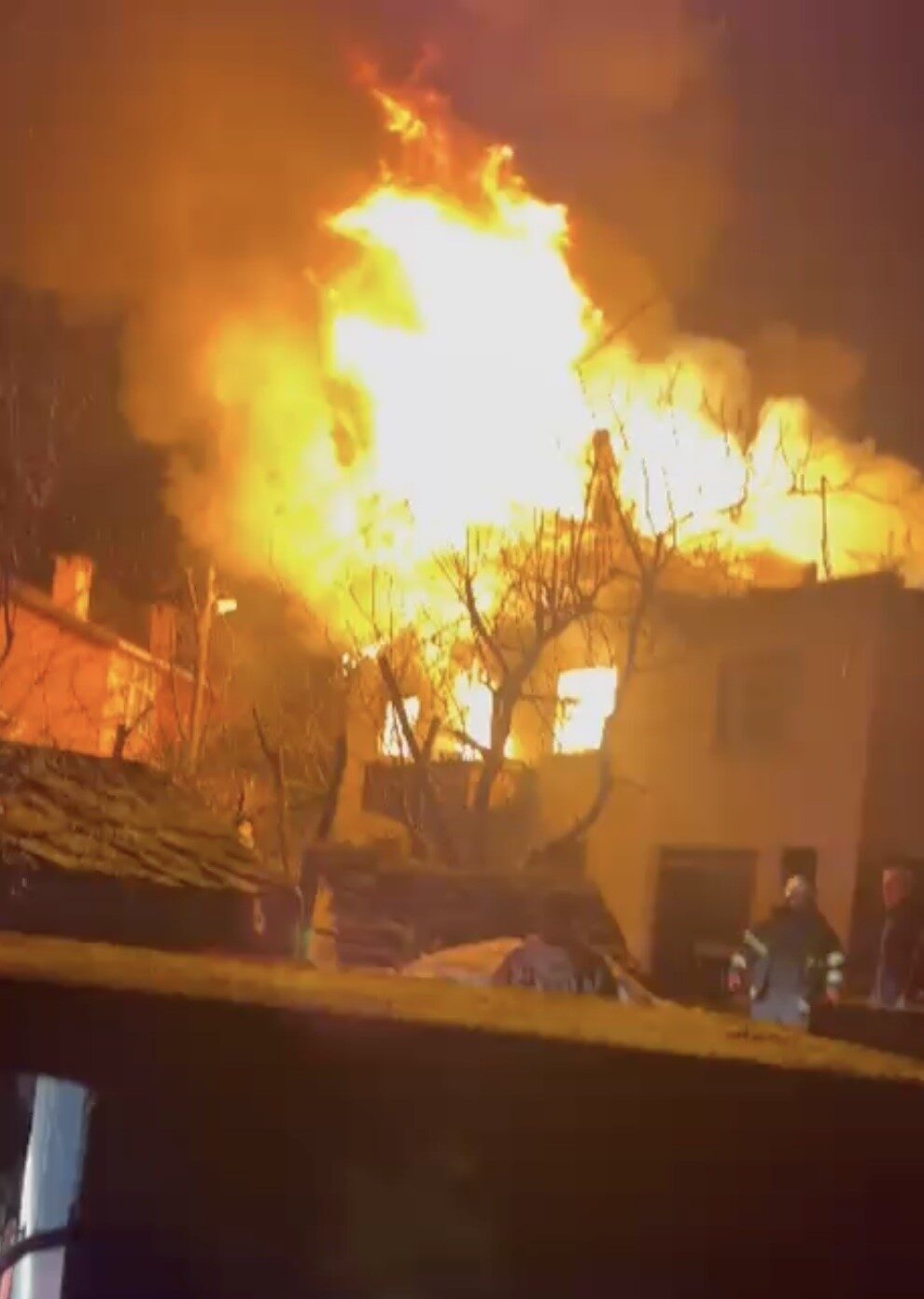 Kastamonu’nun İnebolu ilçesinde alevlere teslim olan iki katlı ev kullanılmaz