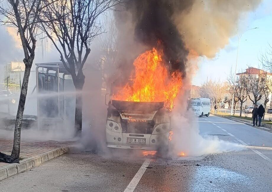 Afyonkarahisar’da seyir halindeki bir minibüste çıkan yangın itfaiyenin yaklaşık yarım