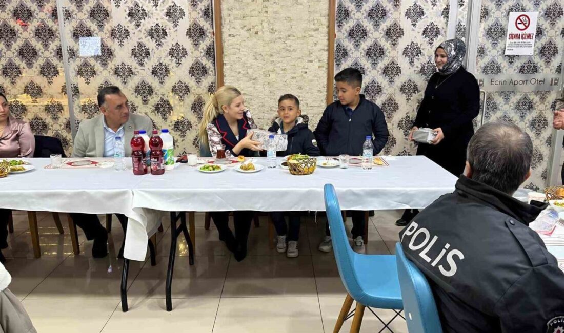 Kütahya’nın Altıntaş İlçe Kaymakamı Ayşegül Yıldırım, düzenlenen iftar programında çocuklarla